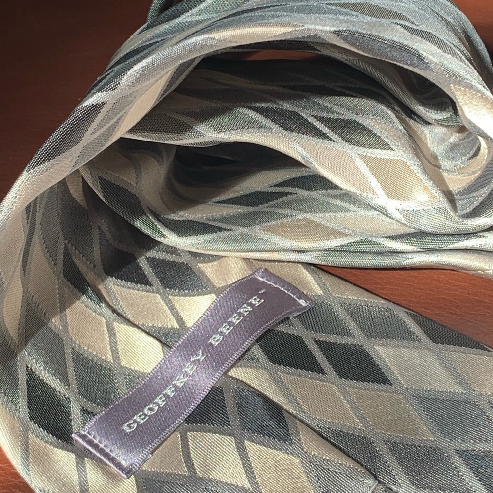 ✨Stylish Geoffrey Beene tie with cool shades. 👔